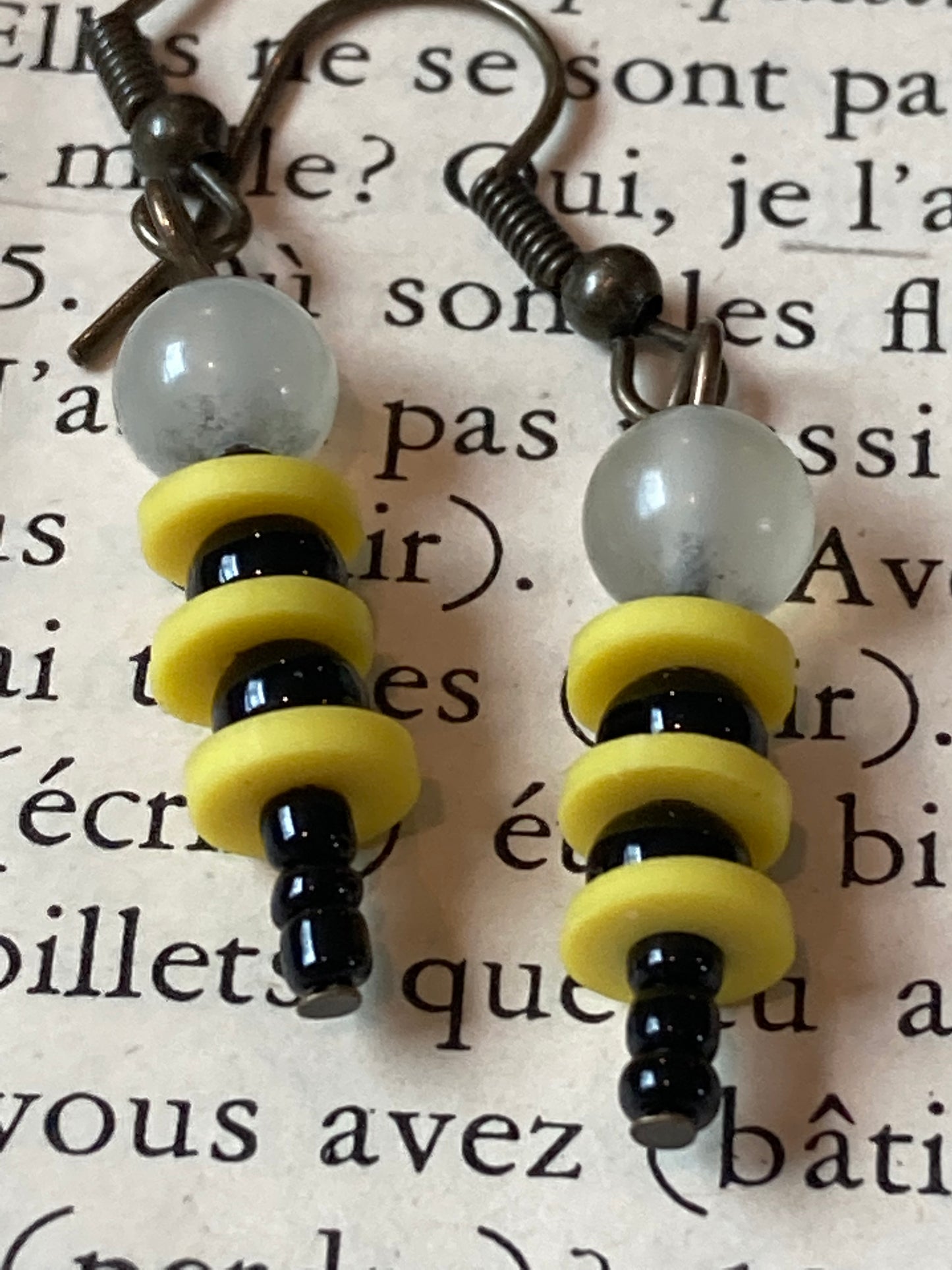 Bumblebee Earrings made of yellow and black beads with quartz head