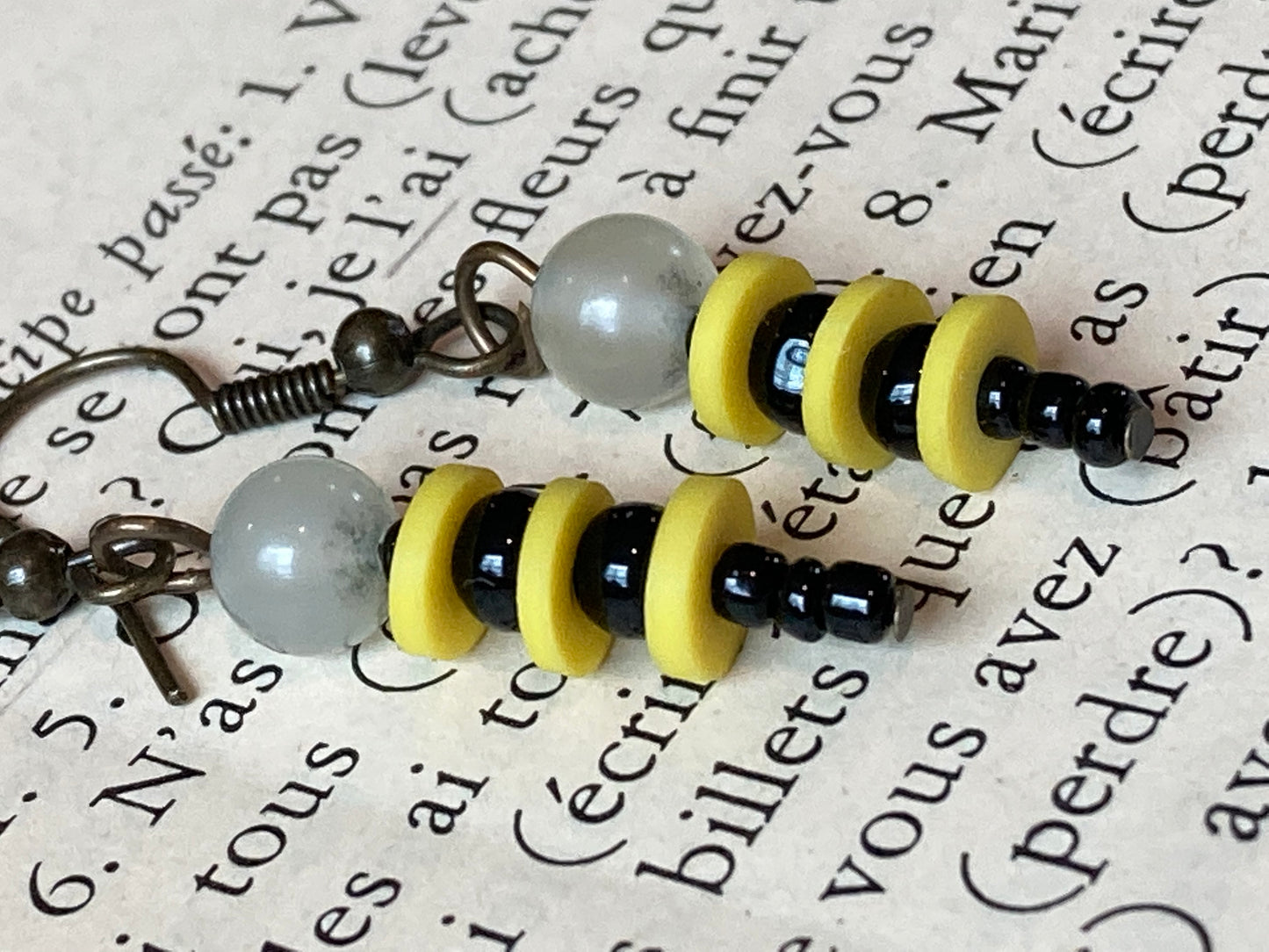 Bumblebee Earrings made of yellow and black beads with quartz head