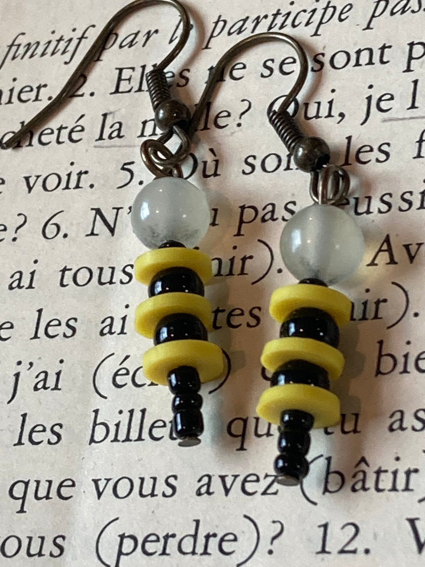 Bumblebee Earrings made of yellow and black beads with quartz head