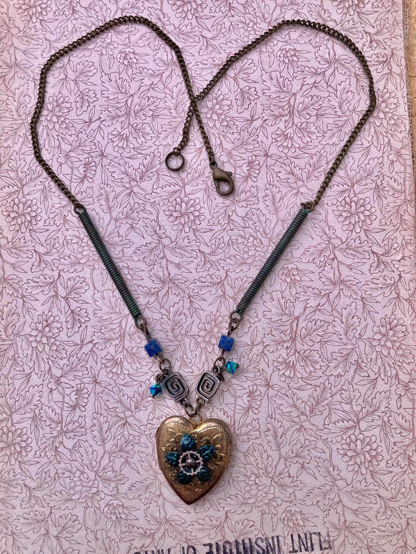 Tiny StEaMpUnK - LOVE HEART LOCKET - necklace